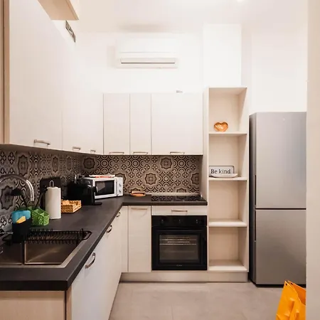 Apartamento Sweethome Ampio Bilocale In Centro Con Parcheggio Gratuito Coperto Vicino A Stazione Como-milano