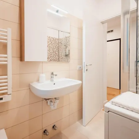 Sweethome Ampio Bilocale In Centro Con Parcheggio Gratuito Coperto Vicino A Stazione Como-milano Apartamento Erba