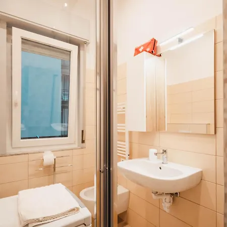 Sweethome Ampio Bilocale In Centro Con Parcheggio Gratuito Coperto Vicino A Stazione Como-milano Apartamento
